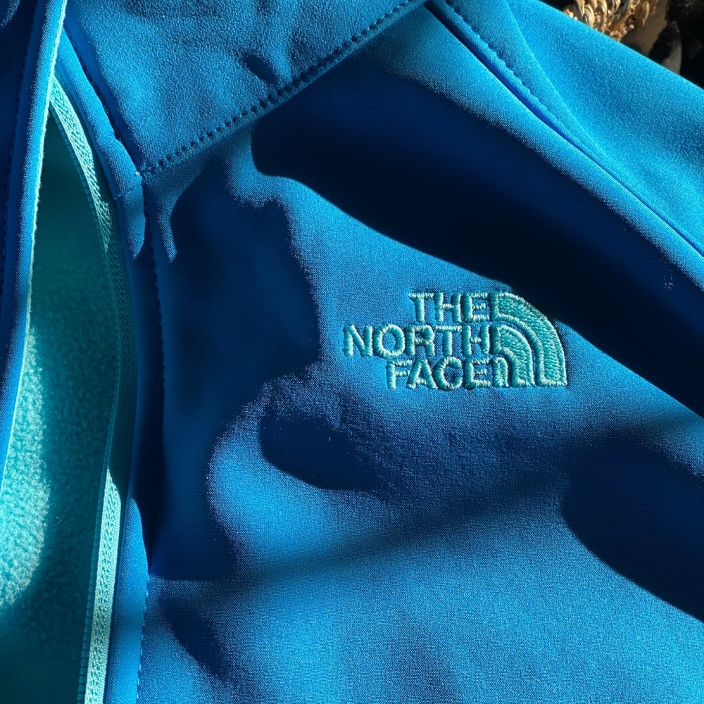 Wind/rain proof NORTHFACE zip up.
